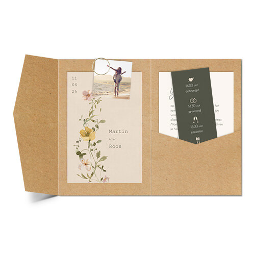 Veldbloemen en fotolabeltje pocketfold trouwkaart