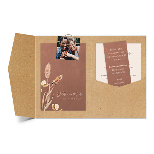 Pocketfold trouwkaart met droogbloemen en fotolabel