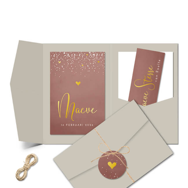 Pocketfold geboortekaartje voor een meisje met goudfolie hartjes