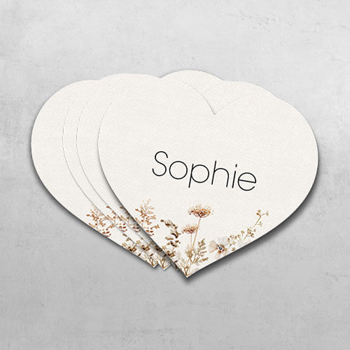 Hartvormige naamkaartjes voor jullie bruiloft met droogbloemen