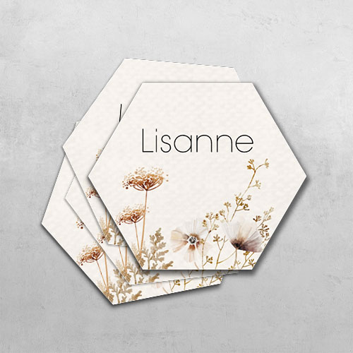 Floral naamkaartjes voor jullie bruiloft in hexagon vorm