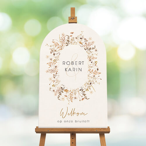 Welkomstbord voor jullie bruiloft met bloemenkrans