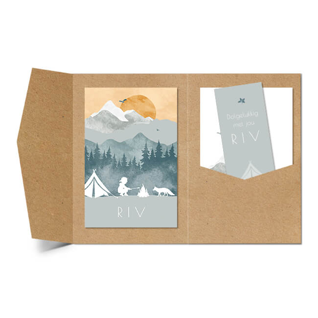 Silhouet pocketfold geboortekaartje voor een jongen kamperen in bergen