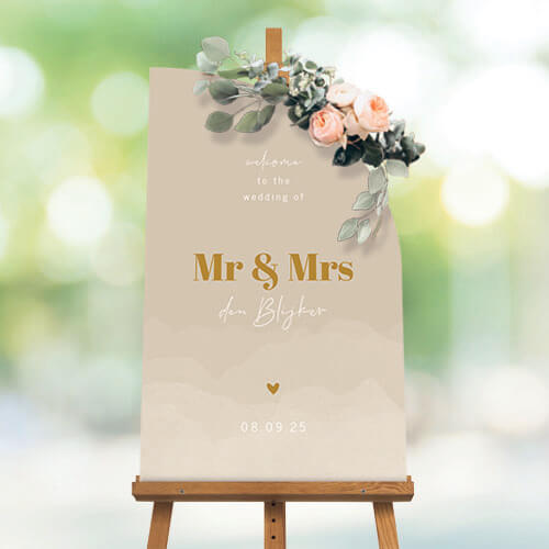 Bruiloft welkomstbord in bijzondere vorm met Mr & Mrs en aquarel